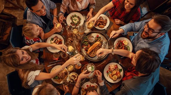 cette photo pleine de sens avec des personnes qui partagent un bon repas convivial entre amis et en familee