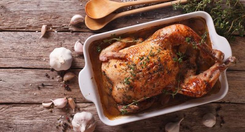 un poulet servi dans son plat avant découpe