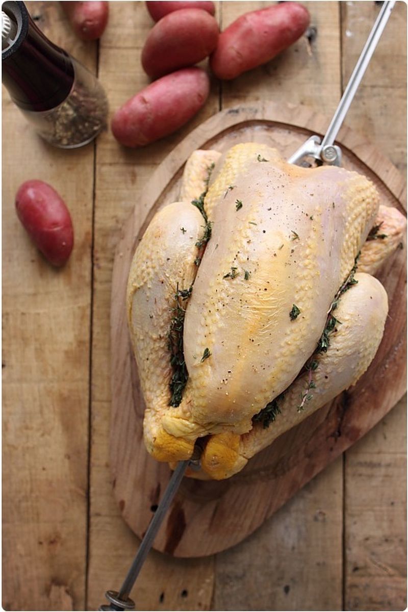 un poulet cru pret pour passer en rotisserie