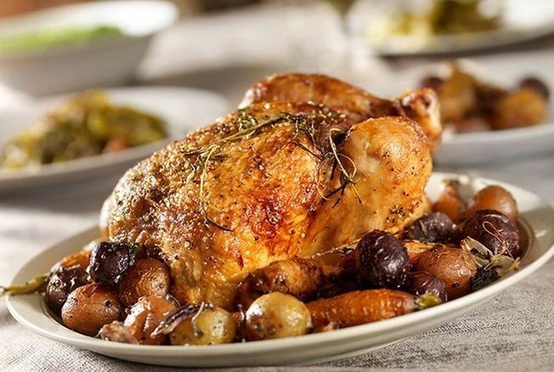 le poulet roti croustillant est un plat familial qui donne de la joie