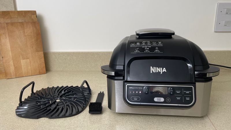 ninja foodi avec ses accessoires de cuisine