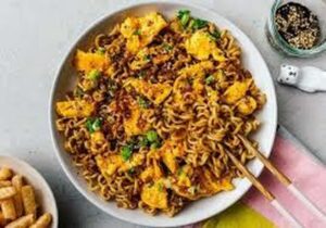 nouilles instantannées dans une assiette creuse au dressage