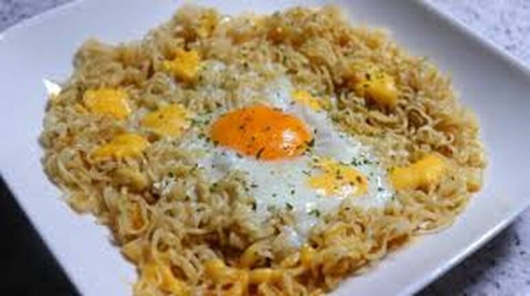 plat de nouilles chinoises avec un oeuf au centre