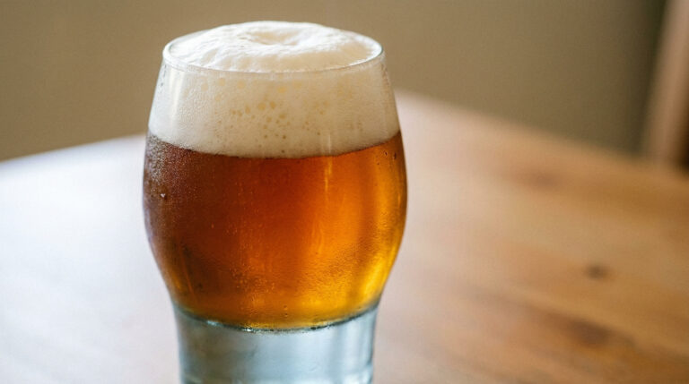 biere ambrée dans son verre posé sur le comptoir